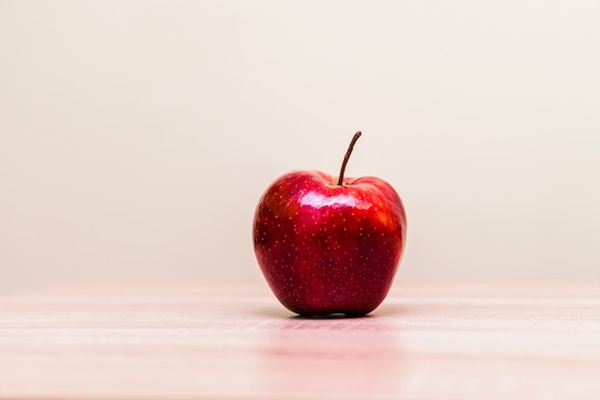 Image of a red apple on a table